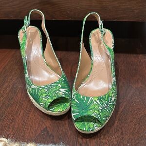 New in box!Tahari open toe sandal heels. green fern pattern, SZ 9.5, 4 in heel